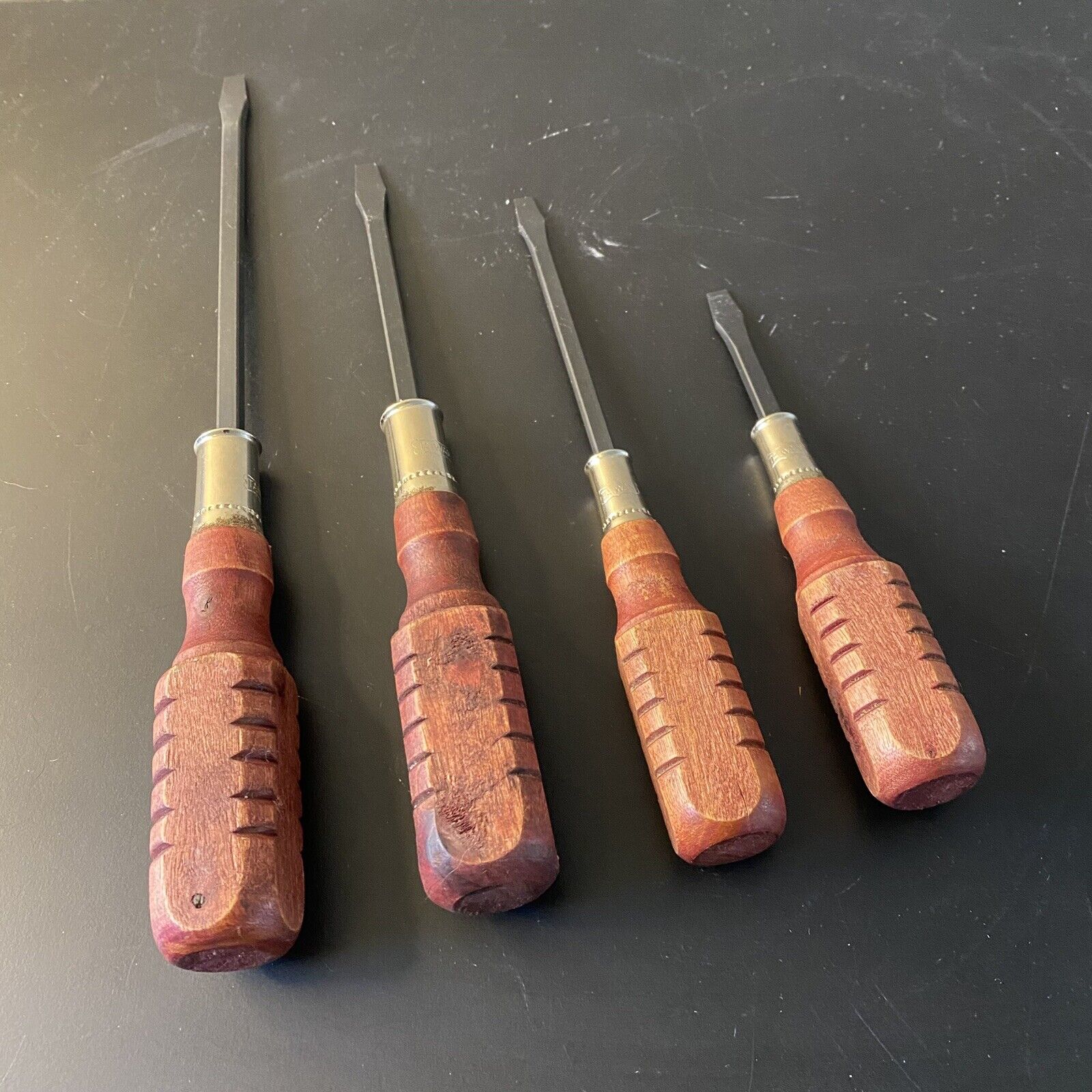 VINTAGE RED WOOD HANDLE SCREWDRIVER MADE IN TAIWAN SET OF FOUR GREAT CONDITION
