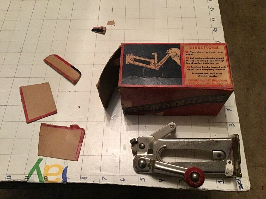 early VAUGHAN\'S Safety Roll Jr. Can Opener in box  - from Can Opener Collection 
