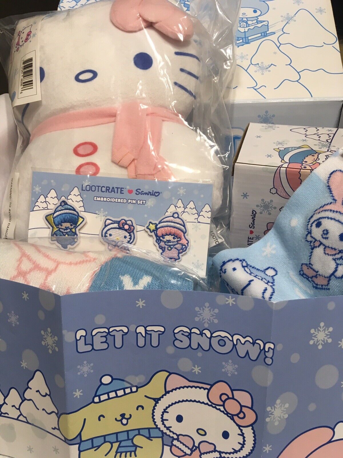Sanrio Loot Crate Hello Kitty Winter Holiday Xmas 2018 Scarf Plush Socks Mug New