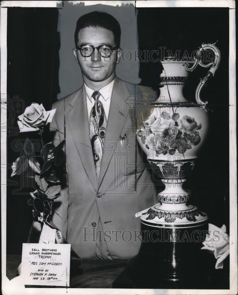 1958 Press Photo Stephen F Swan president Portland Rose Society - orb28792