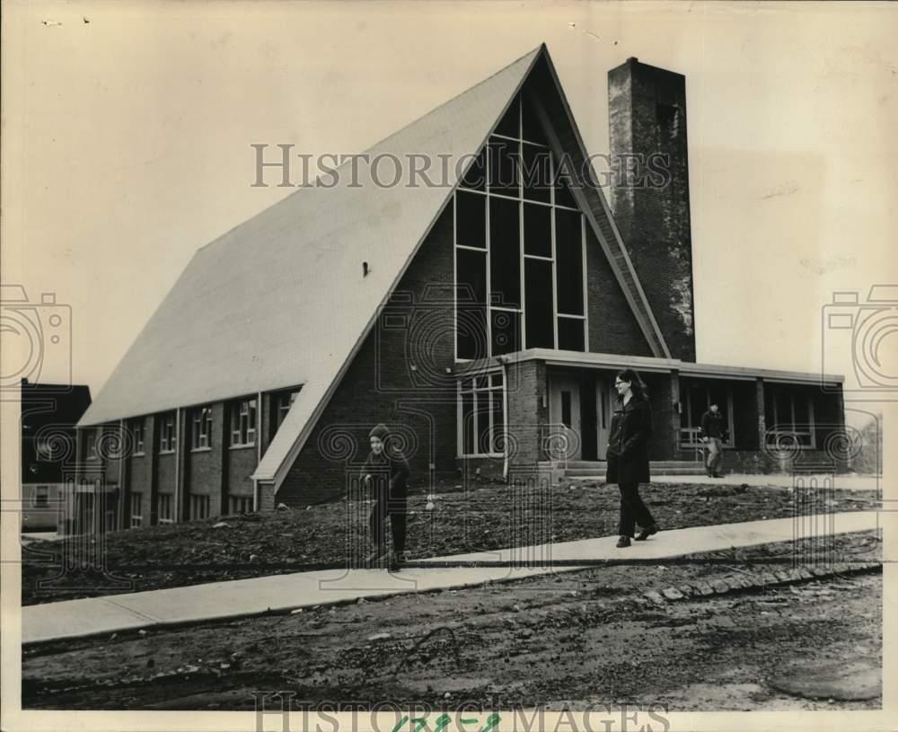 1970 Press Photo People Walking by Olivet Presbyterian Church - sia32314