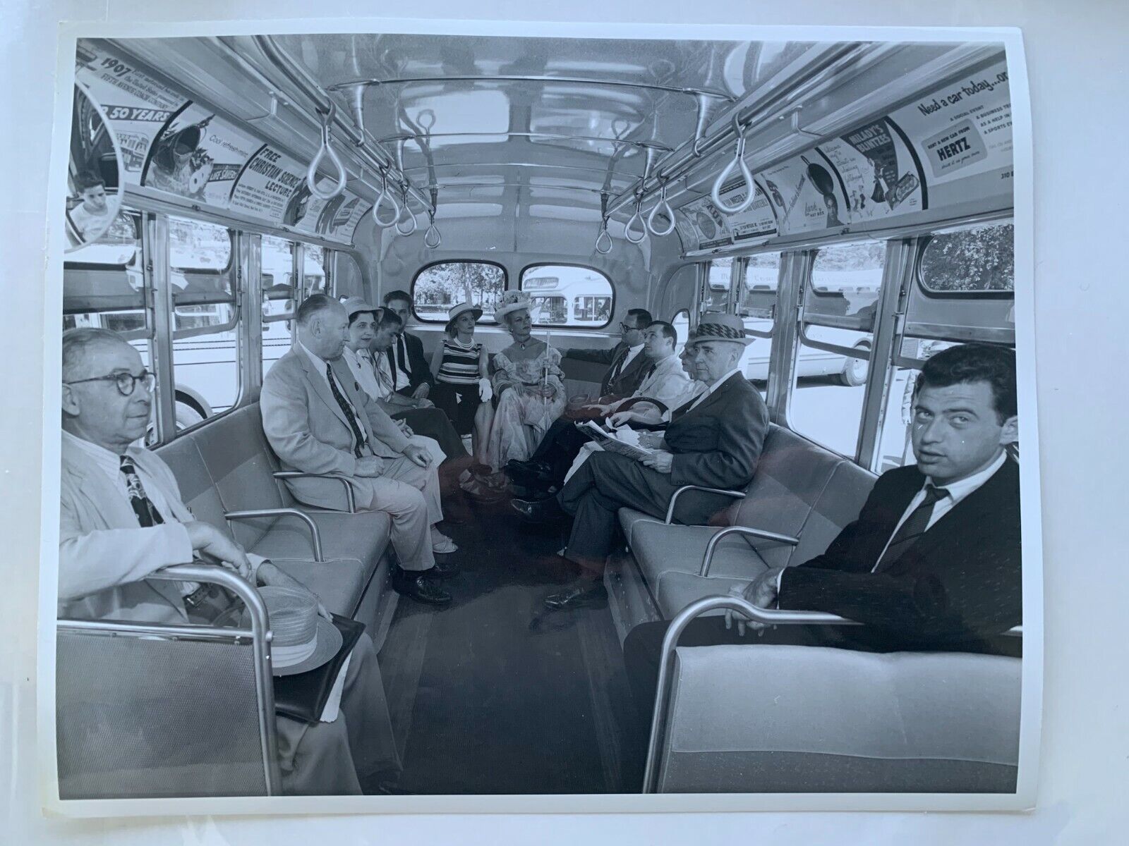 8X10 NY NYC BUS CLASSY WOMEN DRESSED UP BUSINESSMEN NEW BUS TRANSIT PHOTOGRAPH