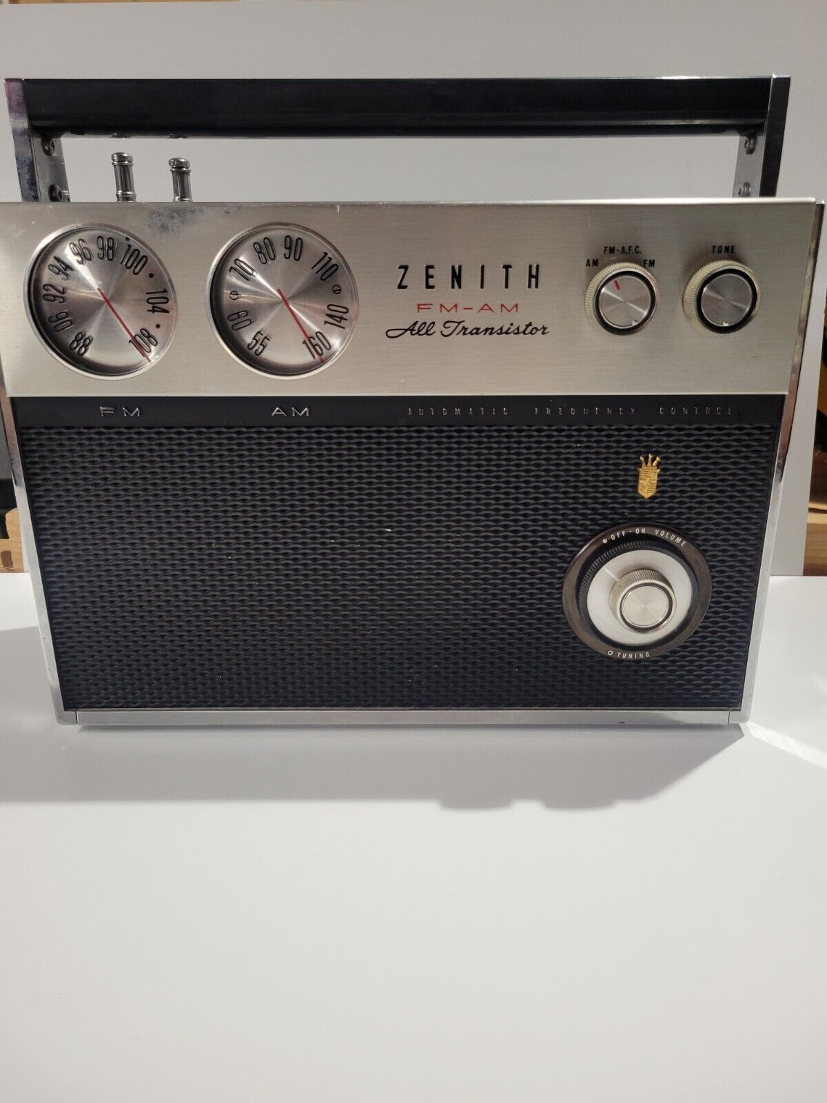 ZENITH Royal 2000 - FM/AM Radio USA Made With Phono Input. 