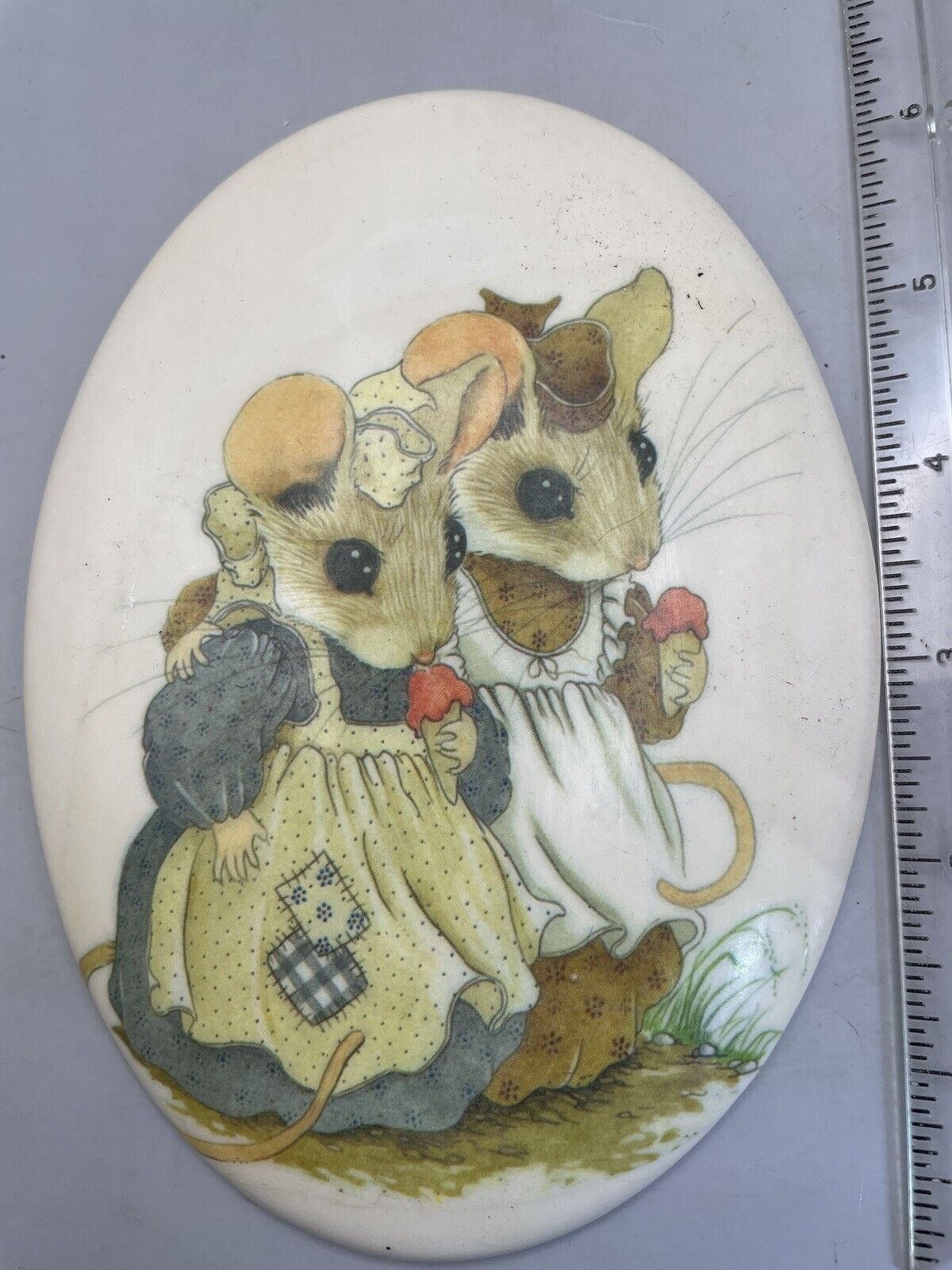Vintage Handmade Oval Plaster Cute Mice Eating Ice Cream Picture GA36