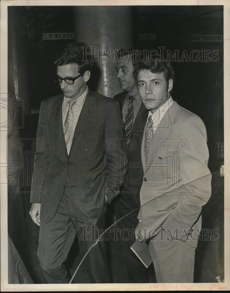 1972 Press Photo Fred Young Jr. & Dennis Anderson with police at Houston court.