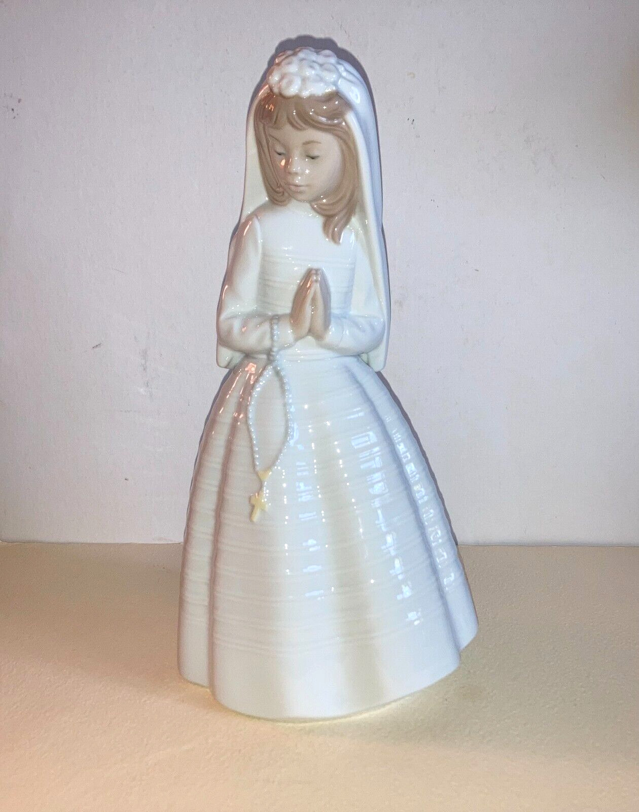 NAO By Lladro FIRST COMMUNION CONFIRMATION GIRL PRAYING ROSARY Figurine #00236