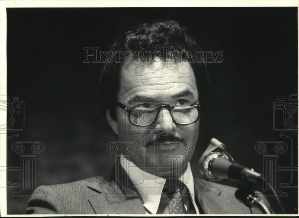 1983 Press Photo Burt Reynolds Addresses American Theatre Association Convention