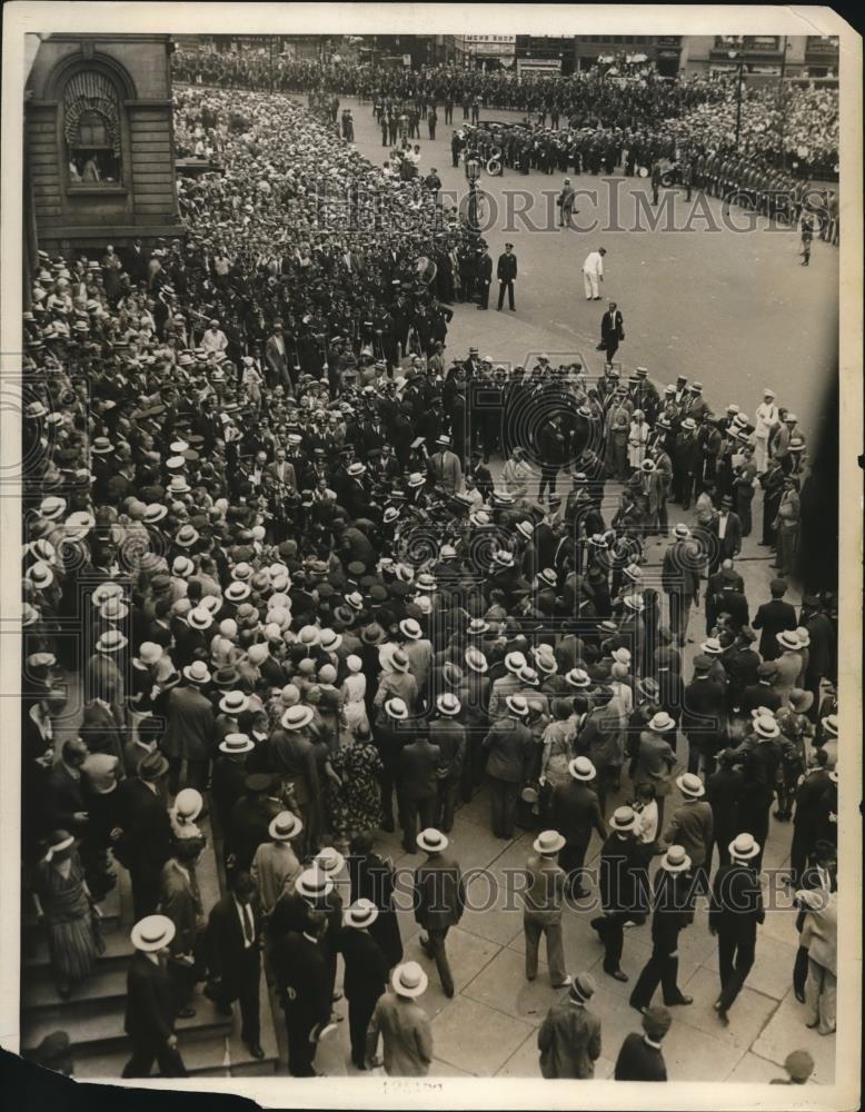 1931 Press Photo Policemen holding back part of the huge crowd