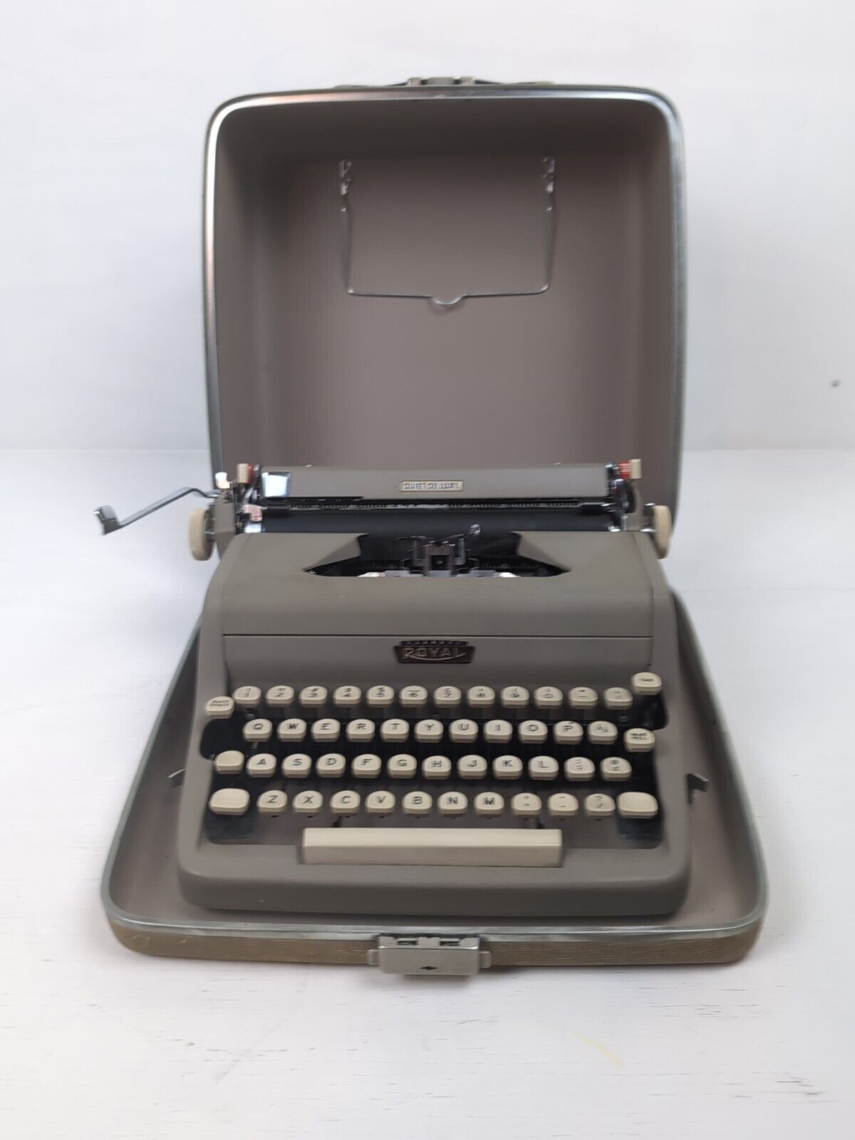 Vintage Royal Quiet Deluxe De Luxe Portable Typewriter & Case Tan