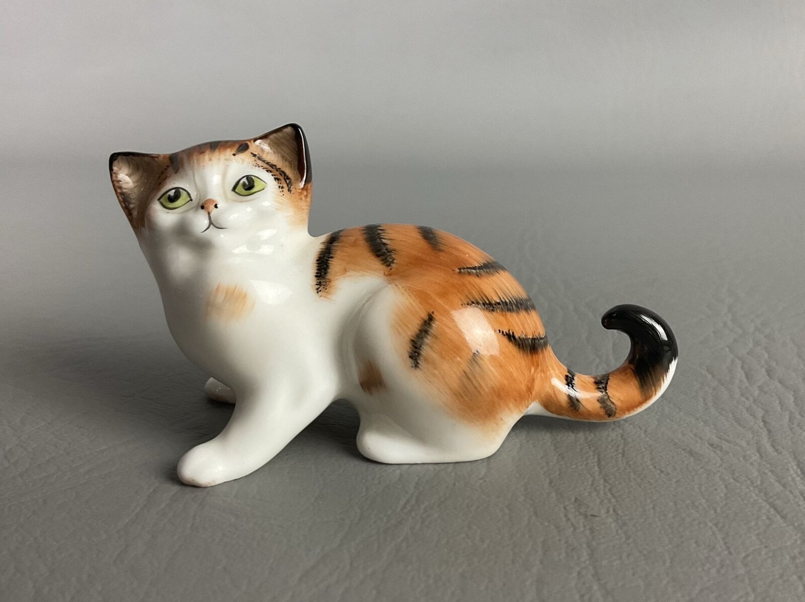 Royal Doulton CAT KITTEN English Bone China Figurine HN 2584