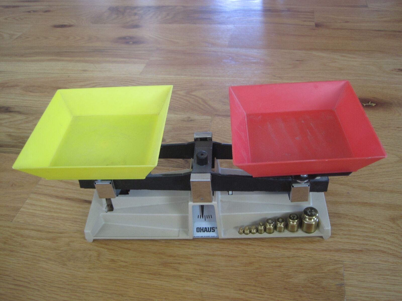 OHAUS Gold Scale w Weights Plastic Trays 