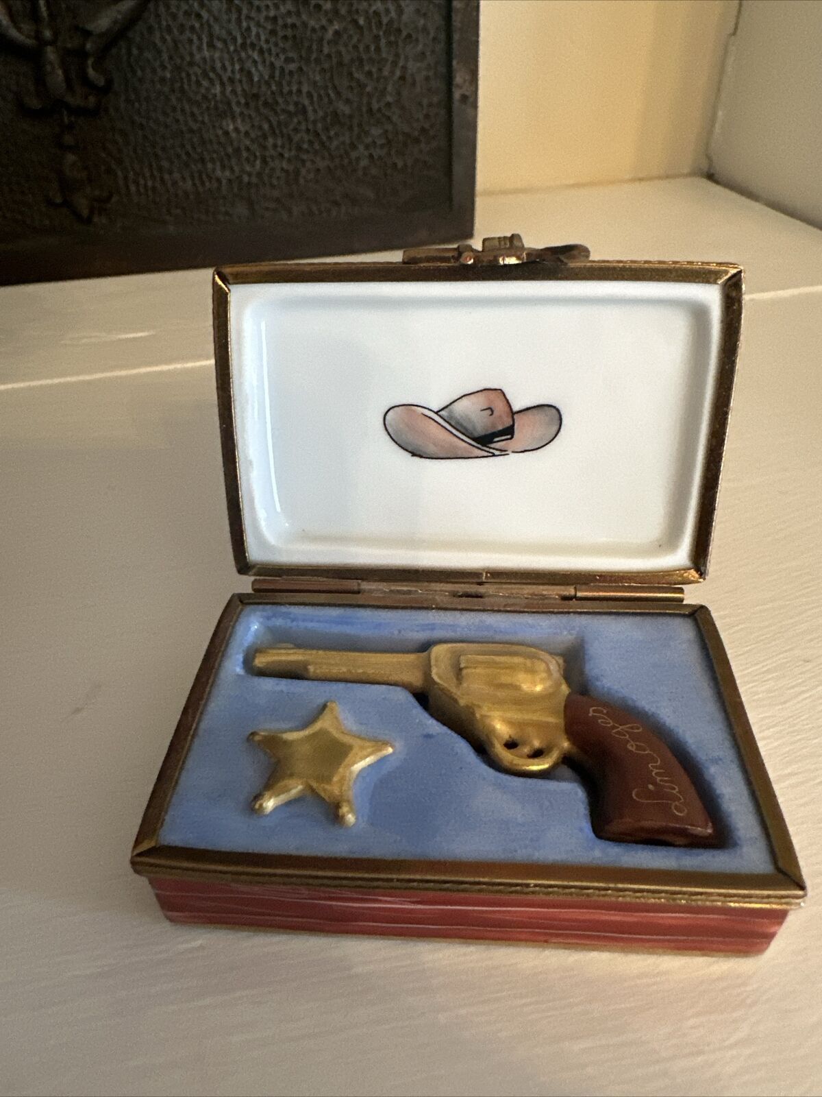 LIMOGES Peint Main Sheriff Gun in Wanted Poster Case Box Trinket Marque Deposee