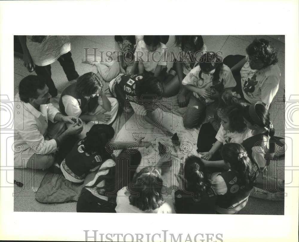 1993 Press Photo Pat McSweeney teaches chick feeding to Girl Scout Troop 433