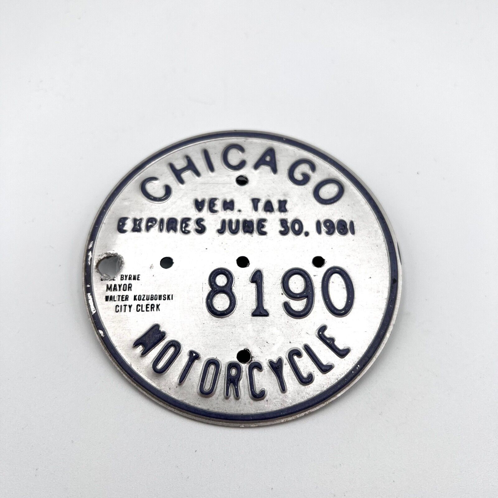 1981 CHICAGO MOTORCYCLE VEHICLE TAX LICENSE PLATE MEDALLION TAG #8190