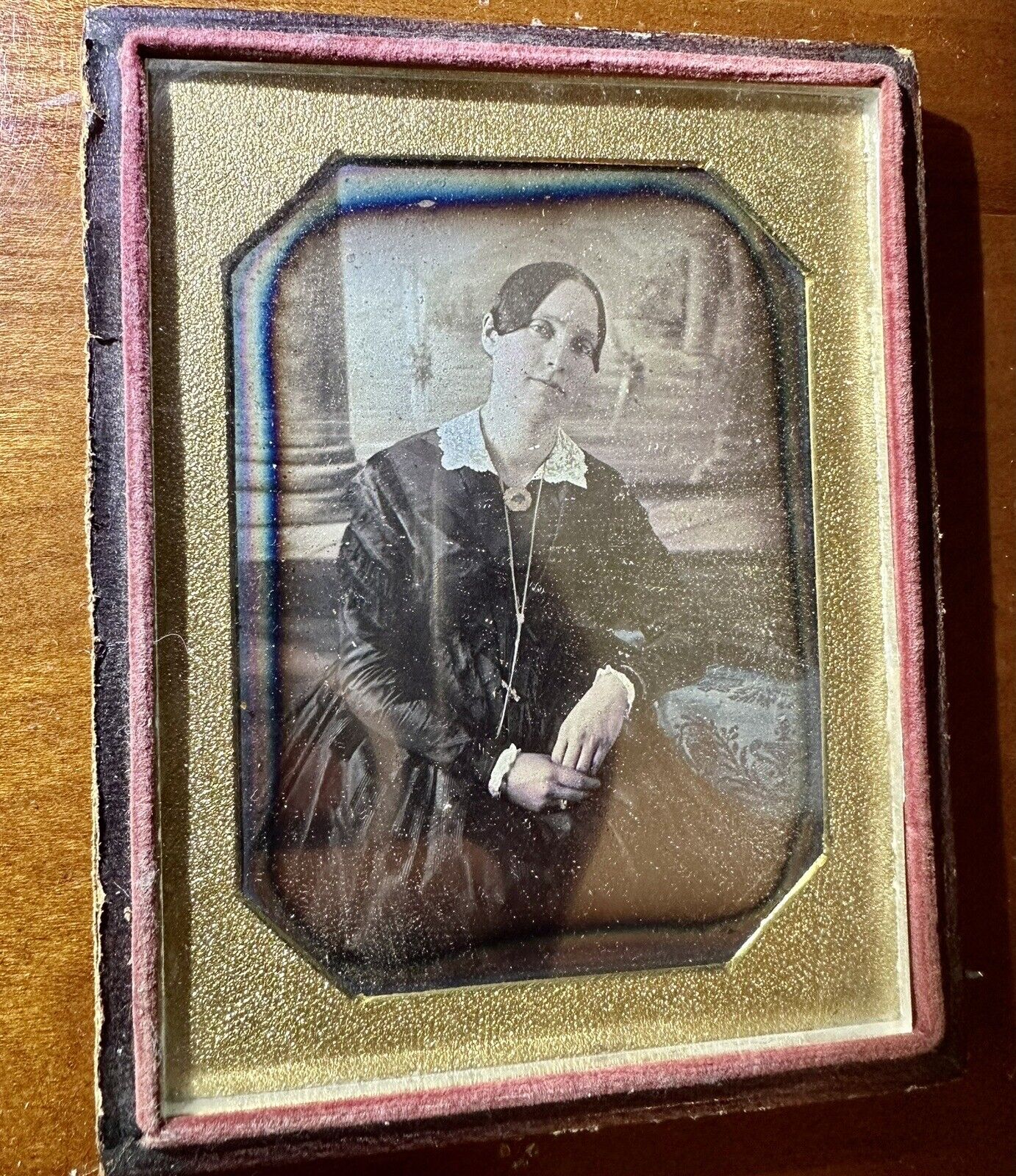 1840S DAGUERREOTYPE POSSIBLE ID'D PRETTY WOMAN, TINTED, PAINTED BACKDROP, SEALED