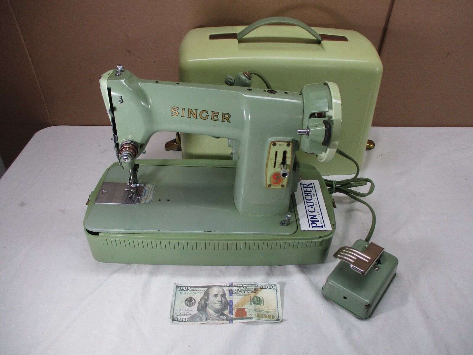 Vintage 1950\'s Singer Portable Sewing Machine in Mint Green 185J w/ Case CANADA