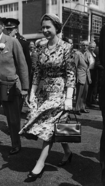 Queen Elizabeth Ii Arrives For The Hurst Park Meeting 1957 Old Photo