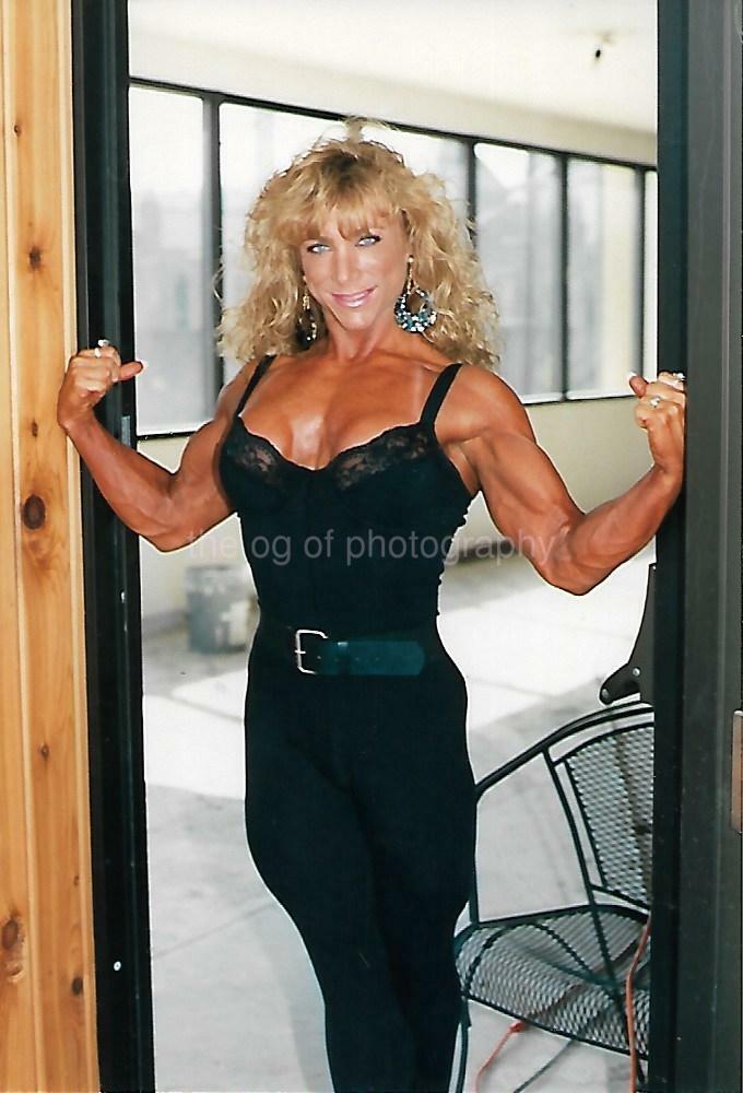 PRETTY WOMAN 80's 90's FOUND PHOTO Color MUSCLE GIRL Original EN 17 51 H