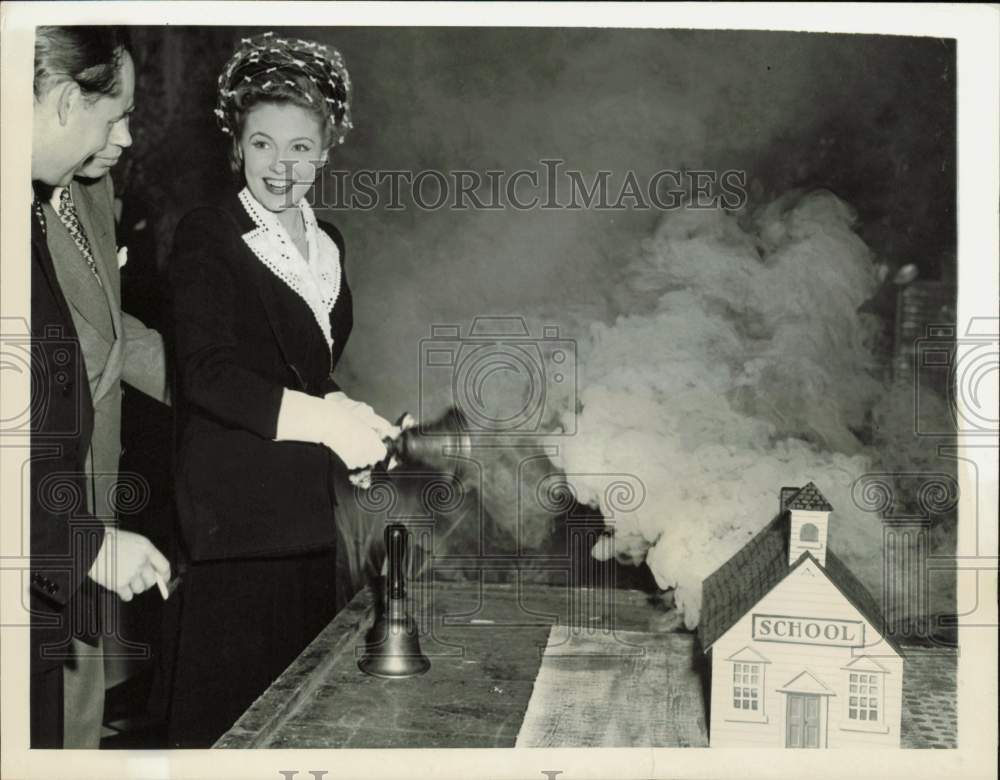 1943 Press Photo Actress Joan Leslie Burns Miniature Schoolhouse at RKO Studio