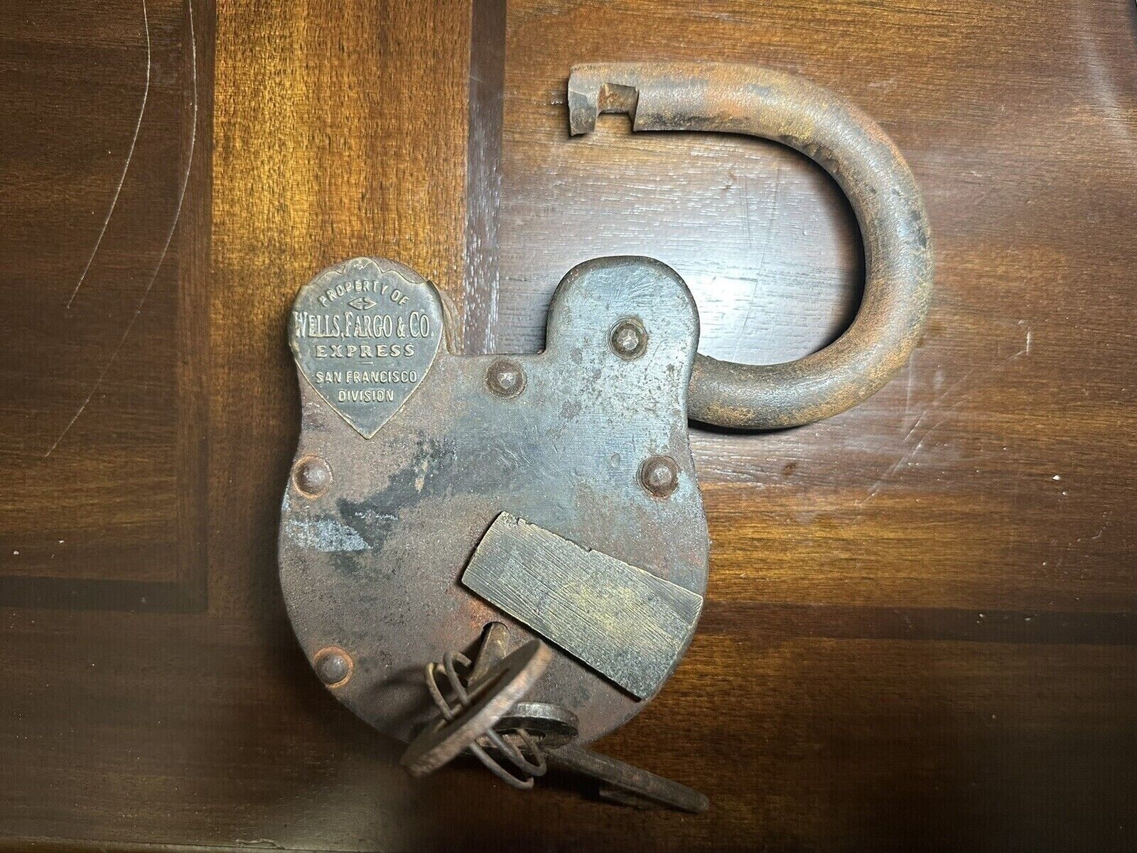 look at this amazingly Beautiful Antique finished Wells Fargo padlock 5\