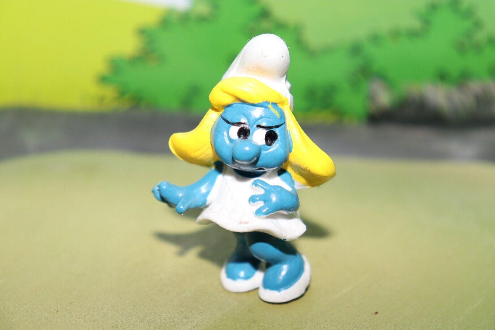 The Smurfs Classic Smurfette Smurf Normal Hand Out Pose 20034 Vintage Figurine