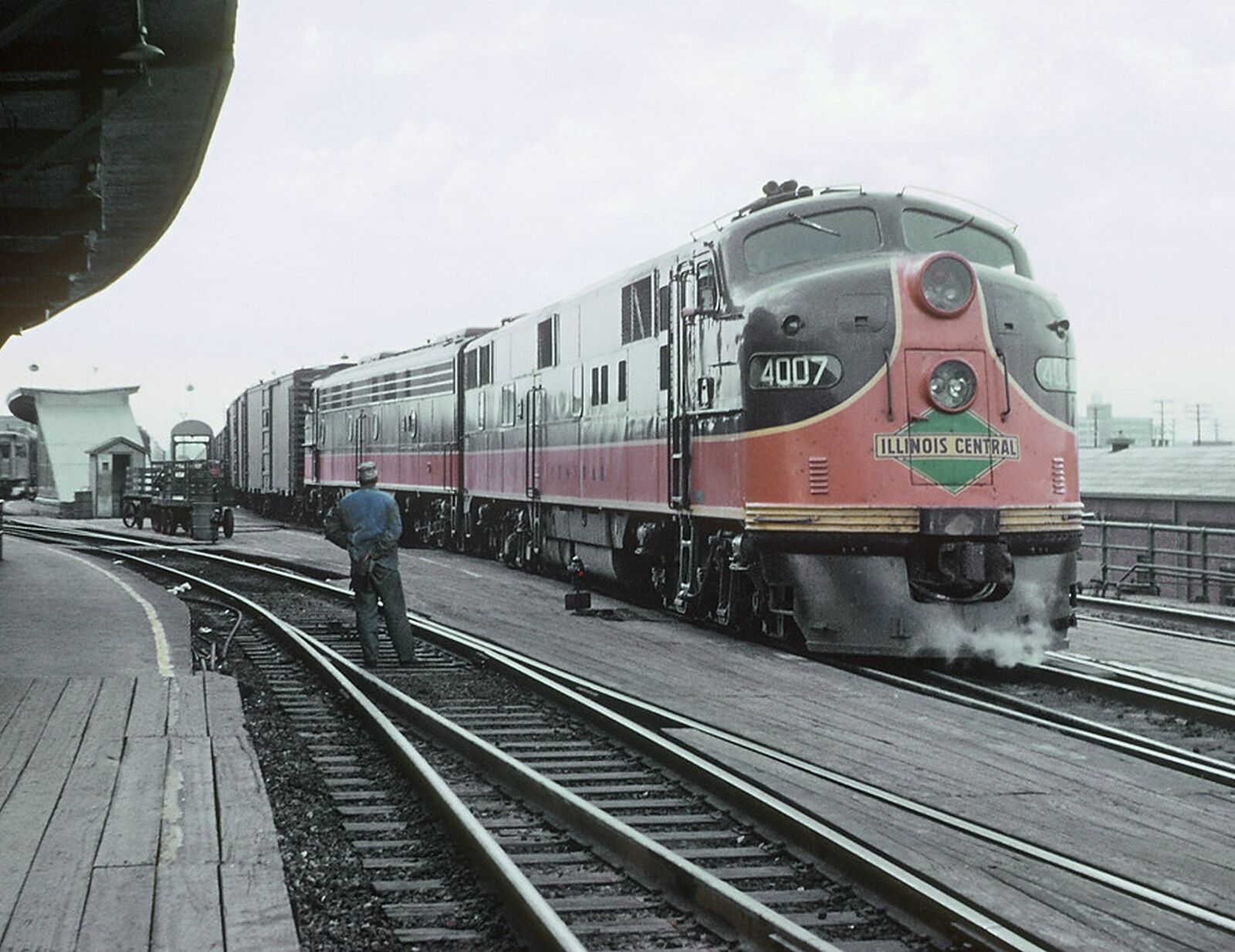 1963 ILLINOIS CENTRAL Pulling into Memphis 8.5X11 Photo