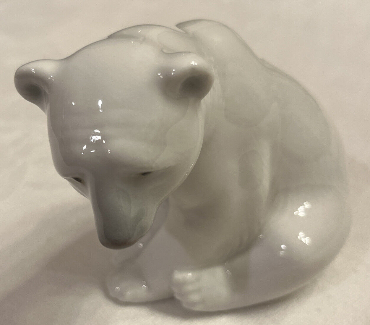 Lladro Single Seated Polar Bear # 1209 Glossy
