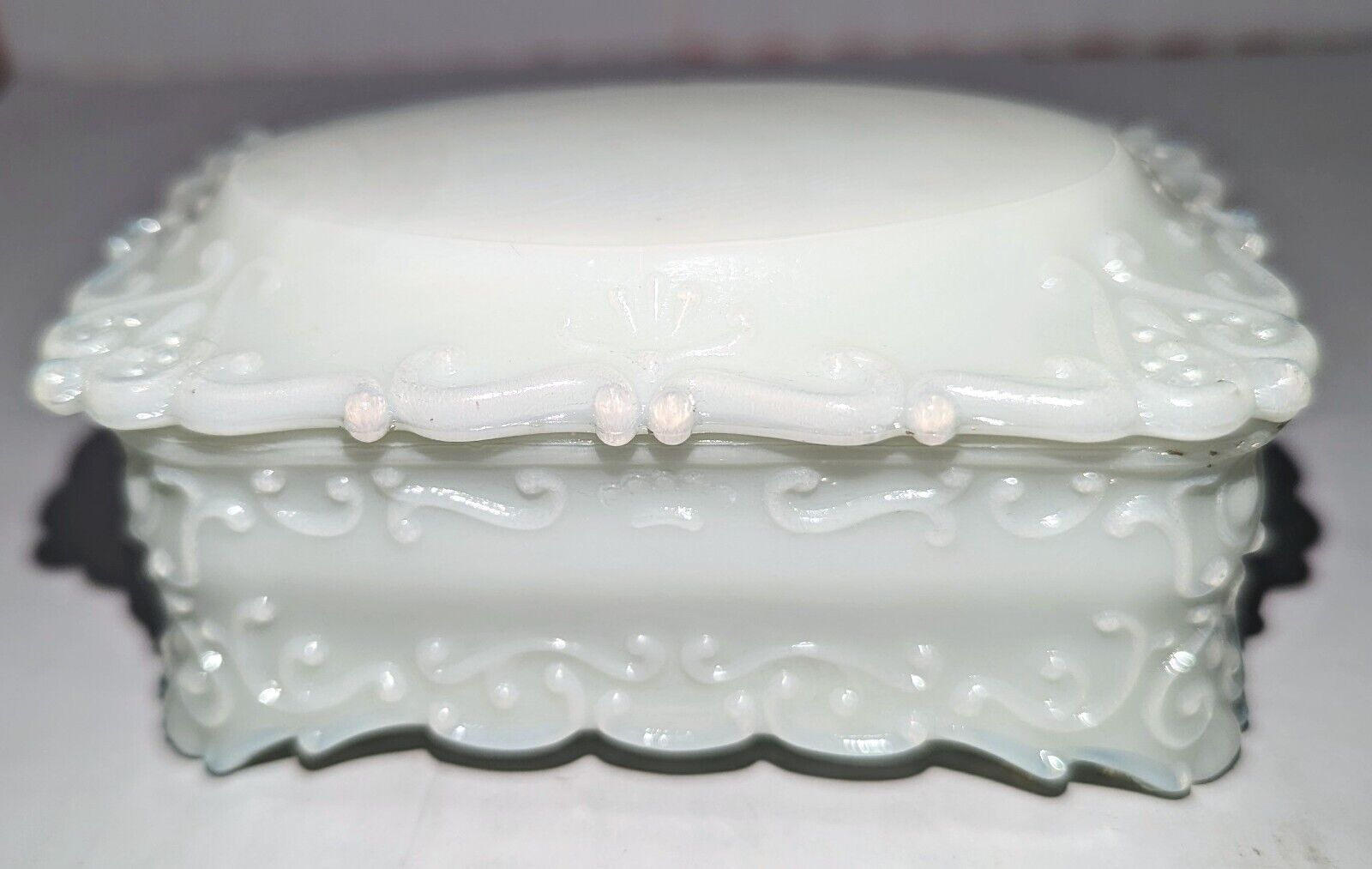Victorian Antique White Milk Glass Opalescent Vanity Jewelry Trinket Box w/Lid💍