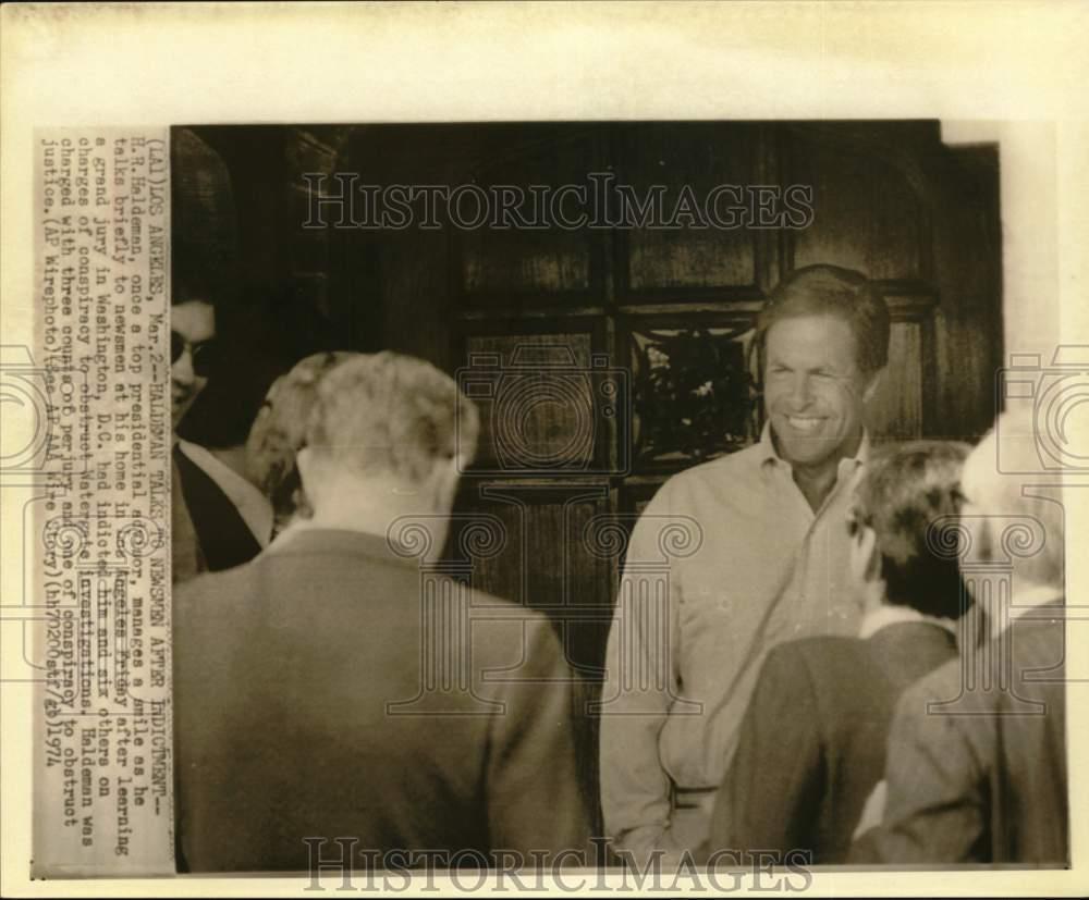 1974 Press Photo H.R. Haldeman talking to newsmen in his Los Angeles home