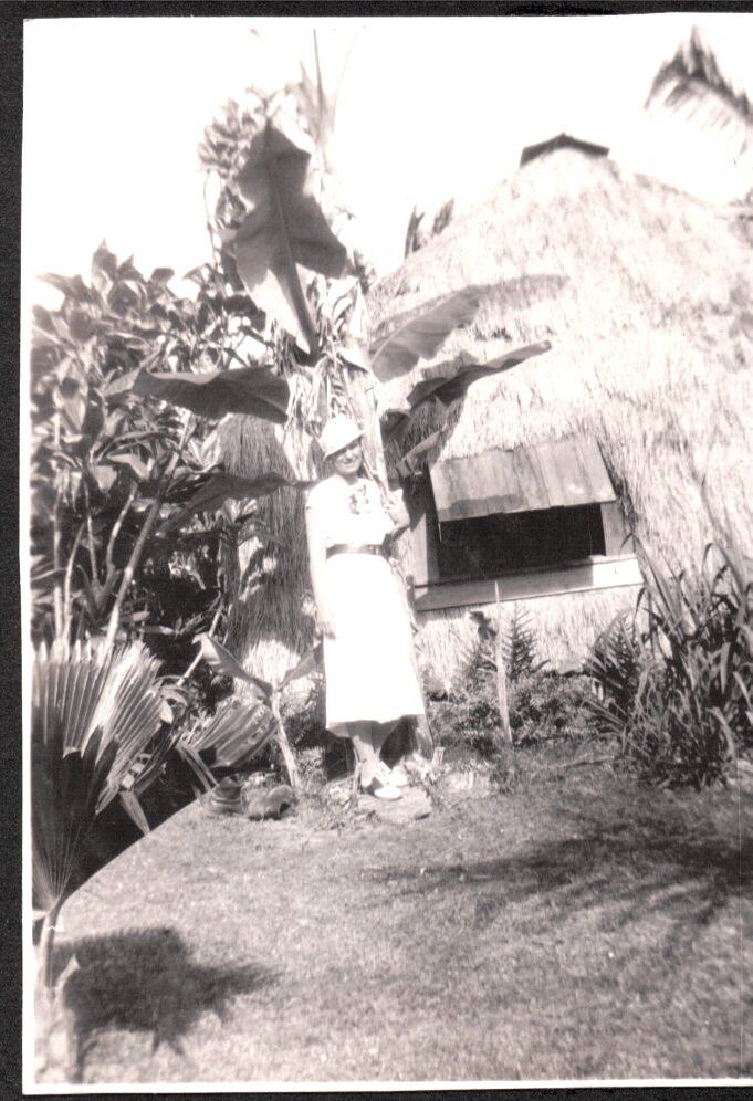 VINTAGE PHOTOGRAPH 1929-35 HONOLULU HAWAII LADY FASHION OF ERA GRASS HUT PHOTO