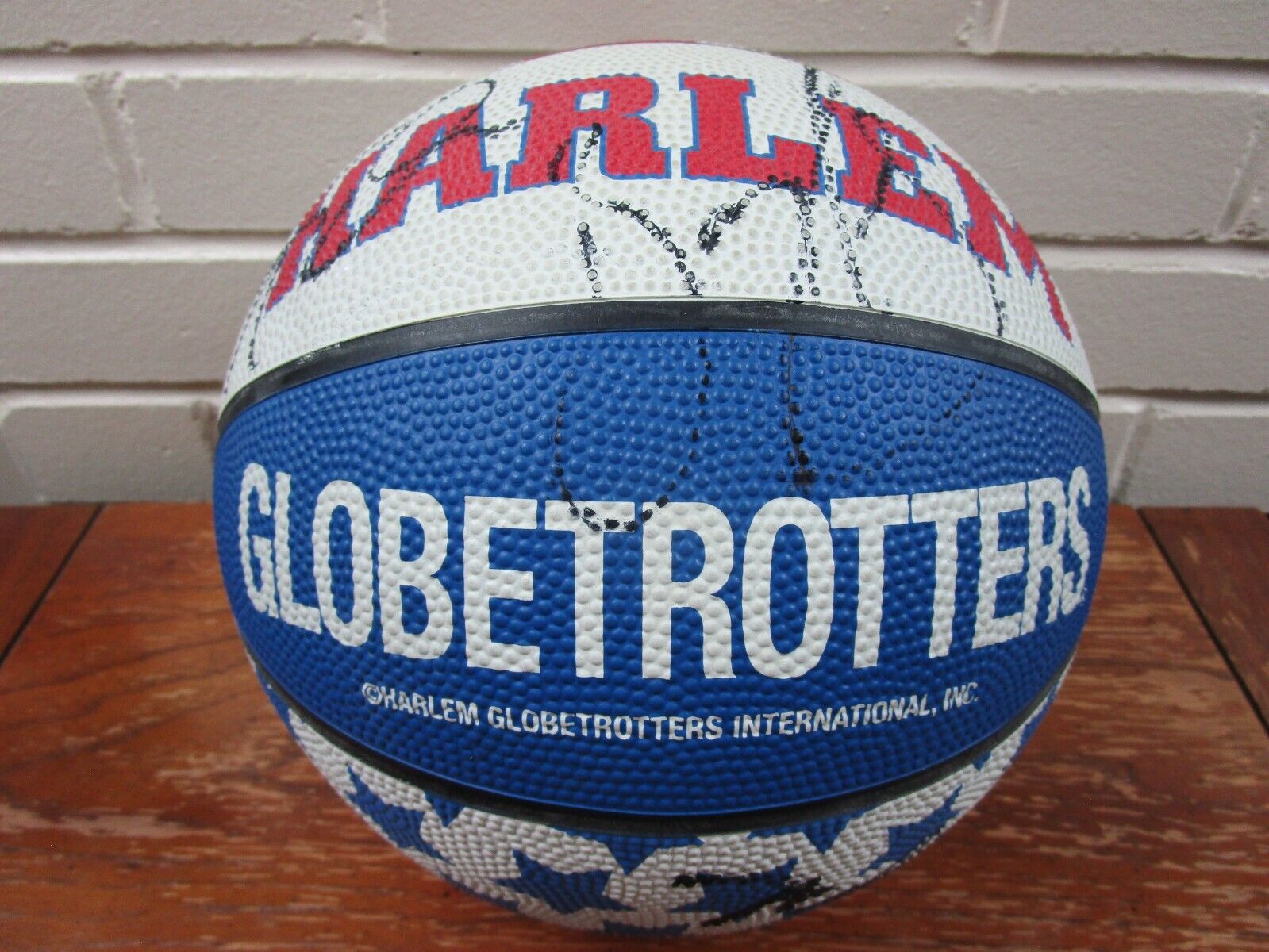 Harlem Globetrotters Team Signed Spalding Basketball Autographs Turbo USA Flag 