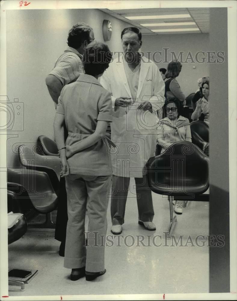 1975 Press Photo Surgeon Dr. Denton Cooley addresses couple in a waiting room