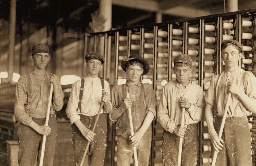 1908 Young Sweepers in a North Carolina Cotton Mill Old Photo 11\