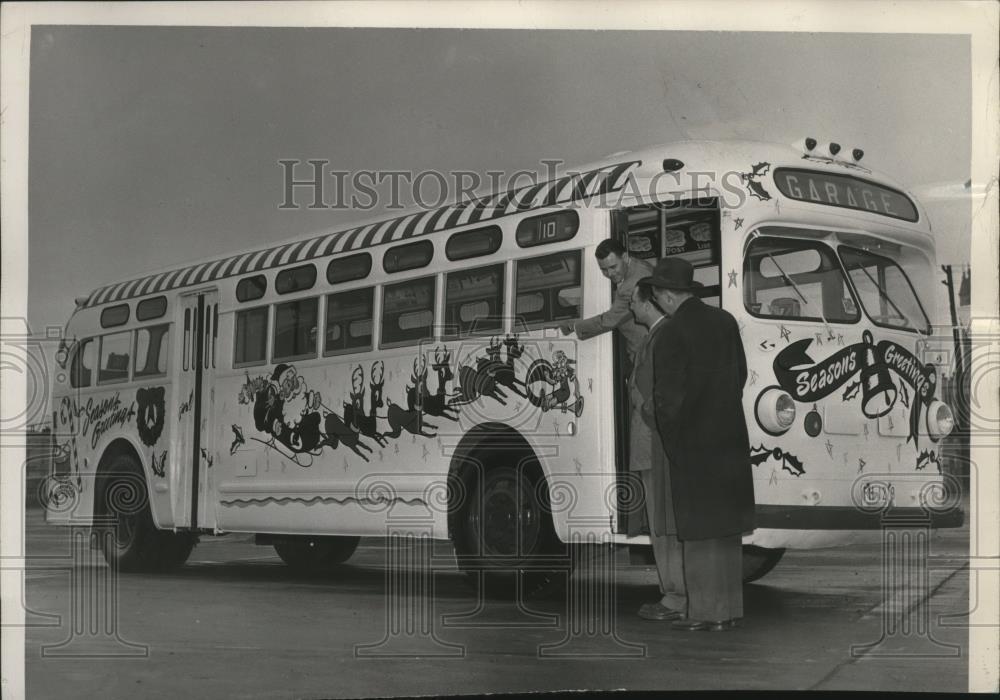 1951 Press Photo City Lines bus painted in Christmas theme - spa38189