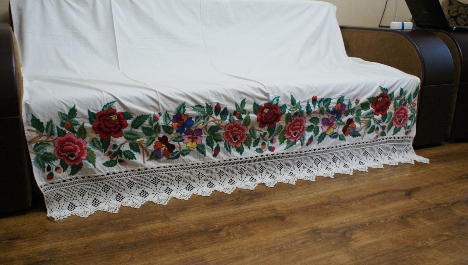 Greate old sheet with hand Embroidered satin stitch&lace. Подзорник. 130x190см.