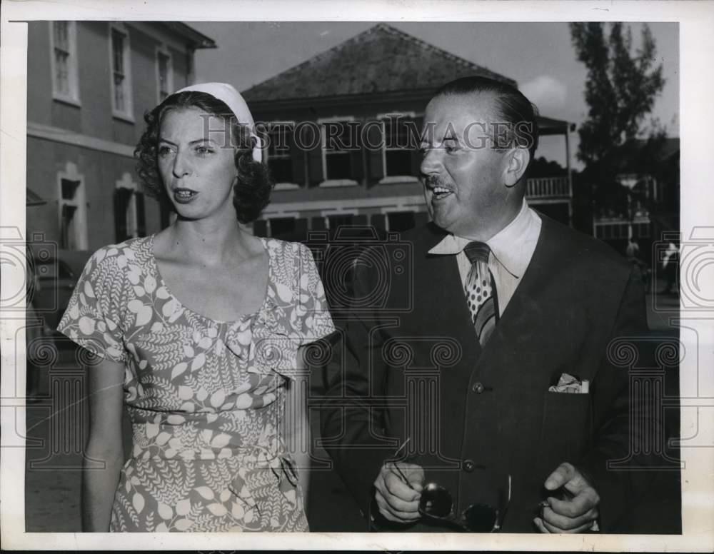 1943 Press Photo Chas Hubbard, Babs Neneage pose in Nassau, Bahamas during trial