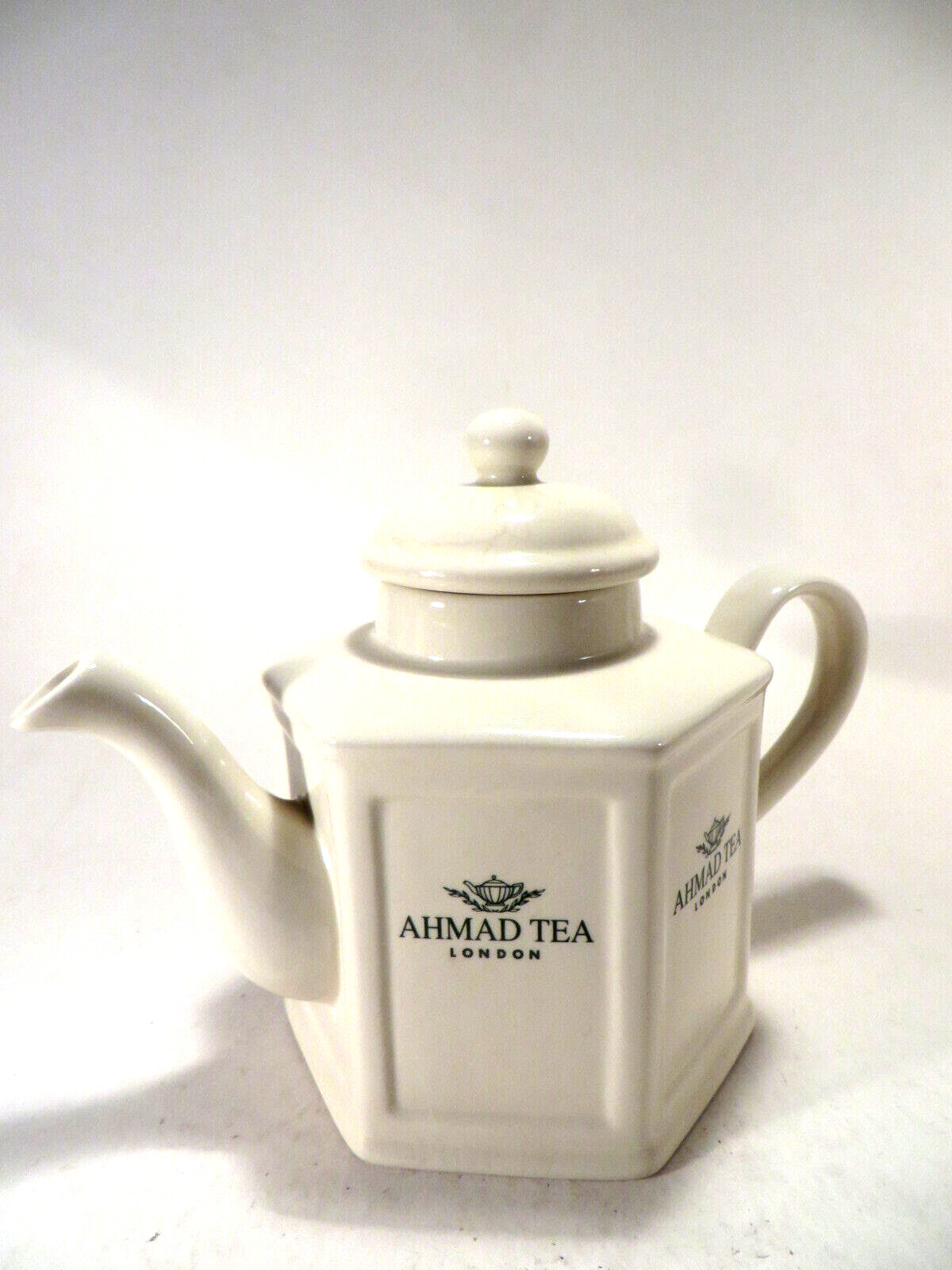 AHMAD Tea London Teapot w/Lid White Ceramic 7\