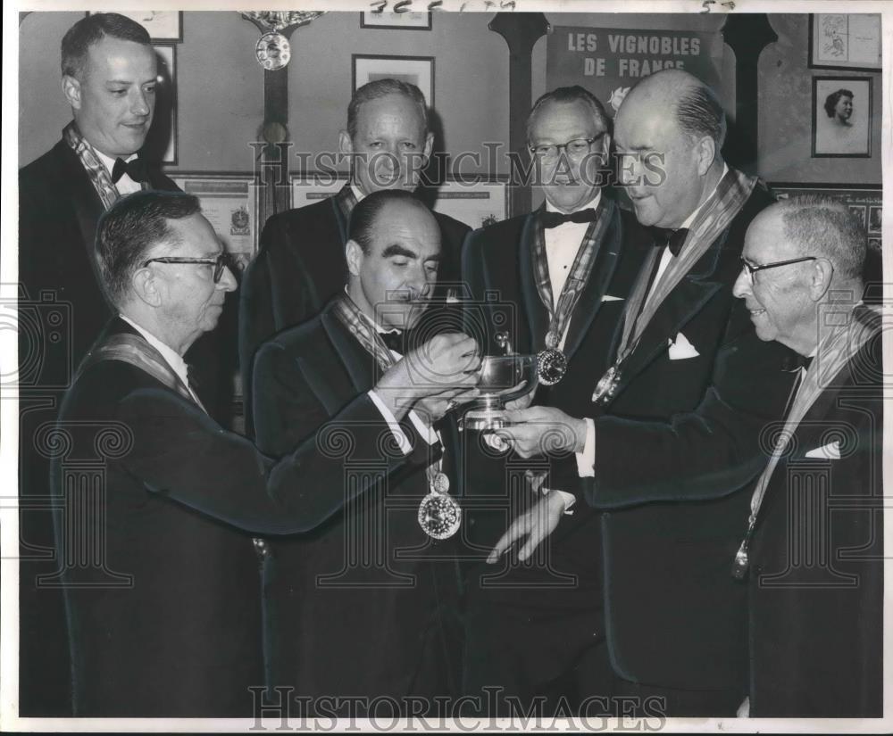 1963 Press Photo Members of Chevaliers du Tastevin initiation dinner - Antoine's