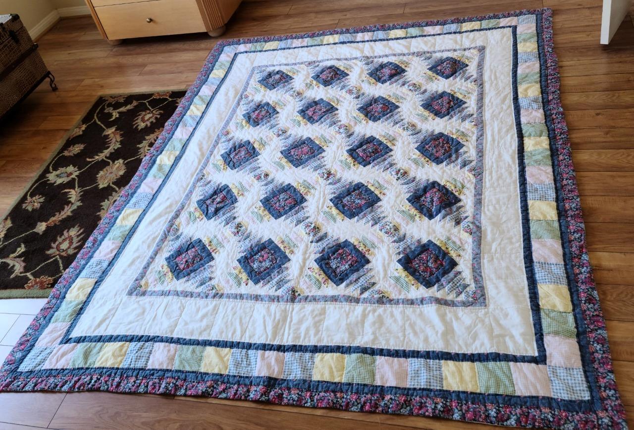 Beautiful Gently Used Machine Sewn Quilt – VGC – BEAUTIFUL COLORFUL QUILT