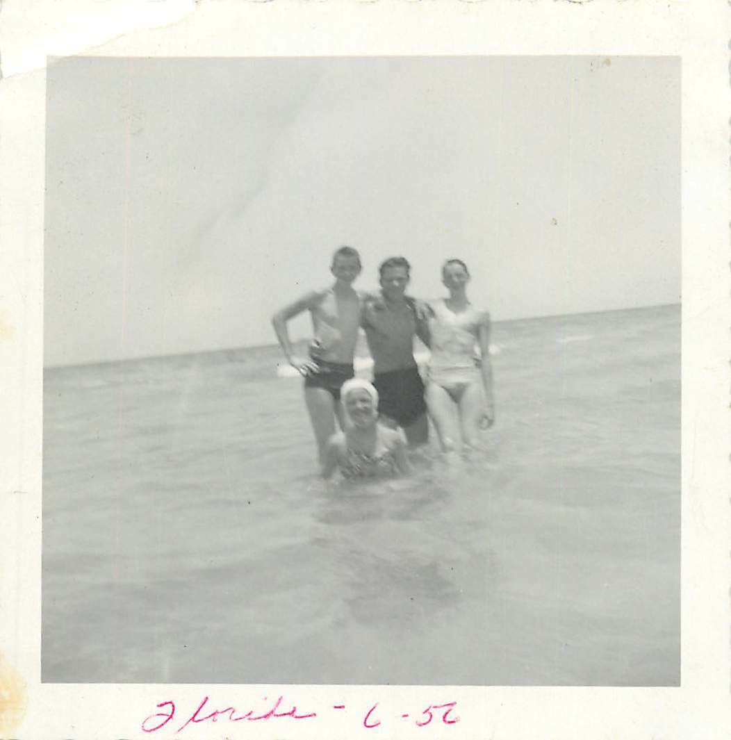 vintage SNAPSHOT photo Cute Shirtless Young Men Beach Bulge Swimsuits Gay Int 