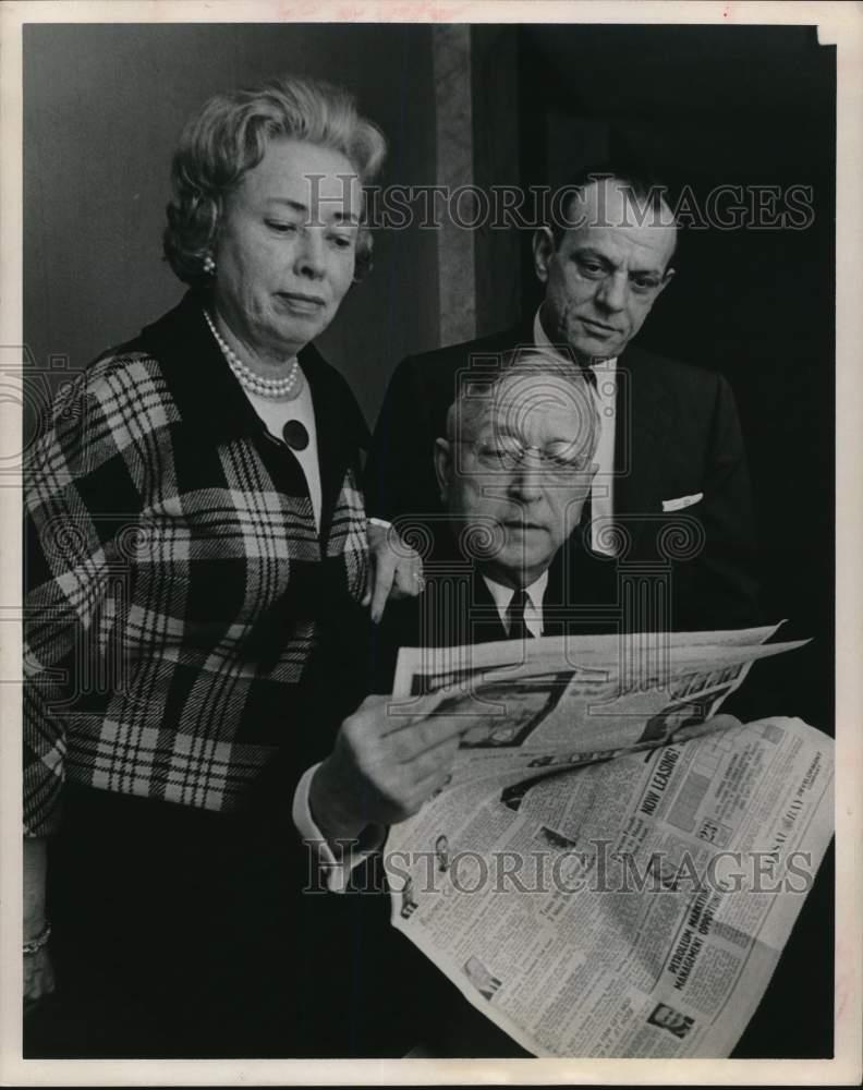 1964 Press Photo Congressman and Mrs. Clark Thompson, Kermit Dyche read paper