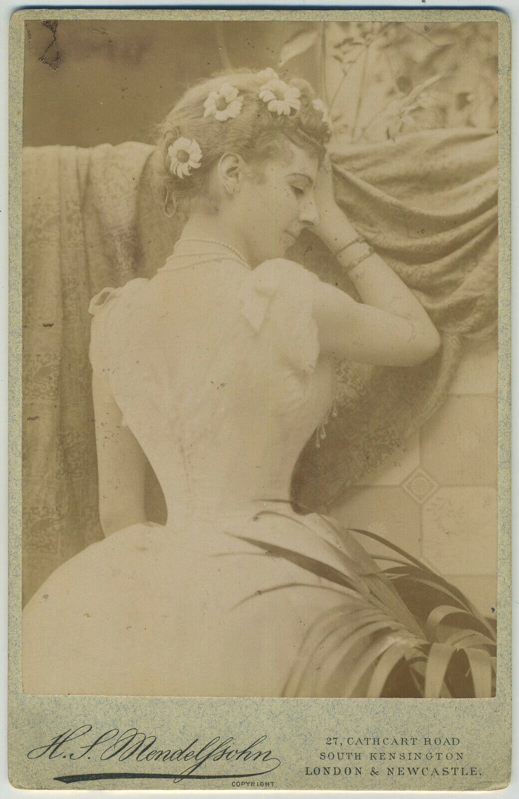 Cabinet circa 1880. Actress to be identified by Mendelssohn in London. Actress.