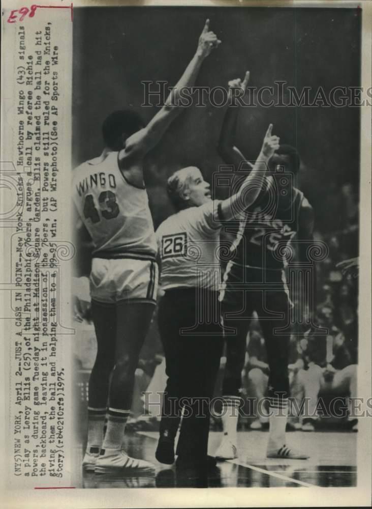 1975 Press Photo New York Knicks and Philadelphia 76ers play NBA basketball