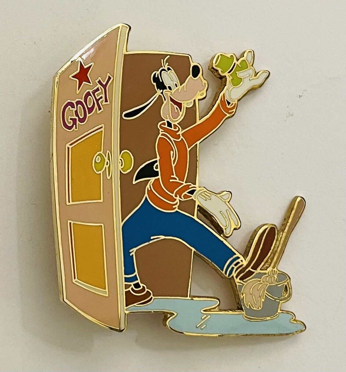 Disney Auction Goofy Stage Door LE Pin