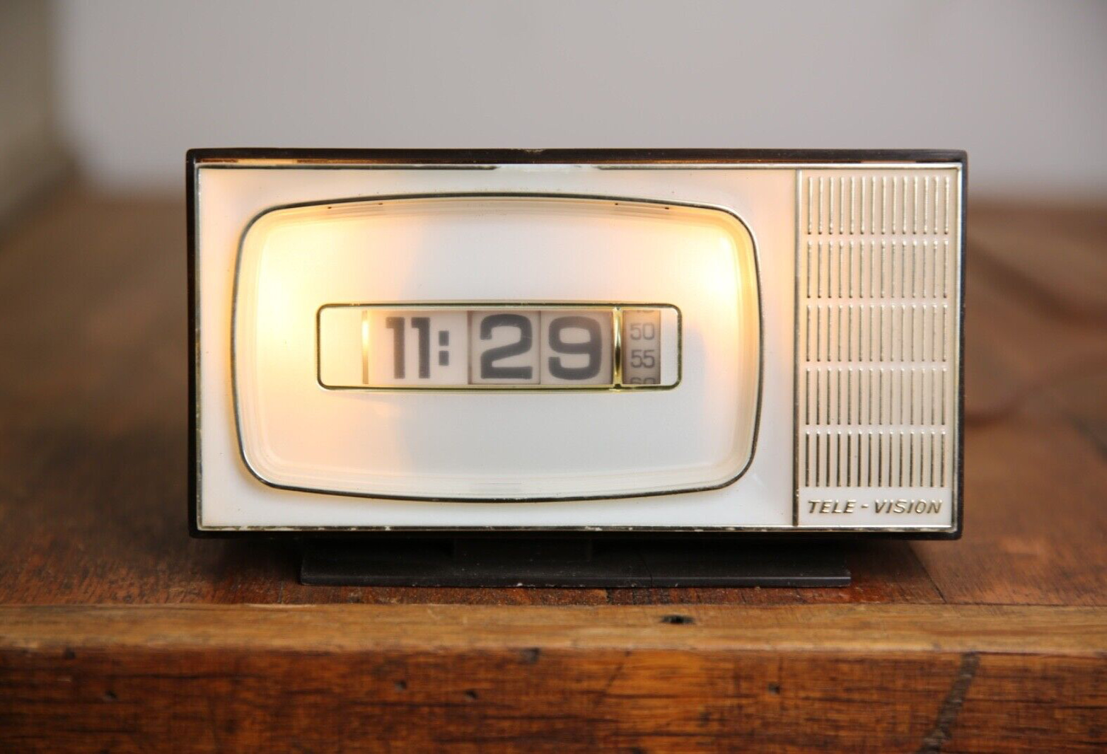 Vintage 1972 Numechron Television Clock Lights Up Mid Century TV Works Great