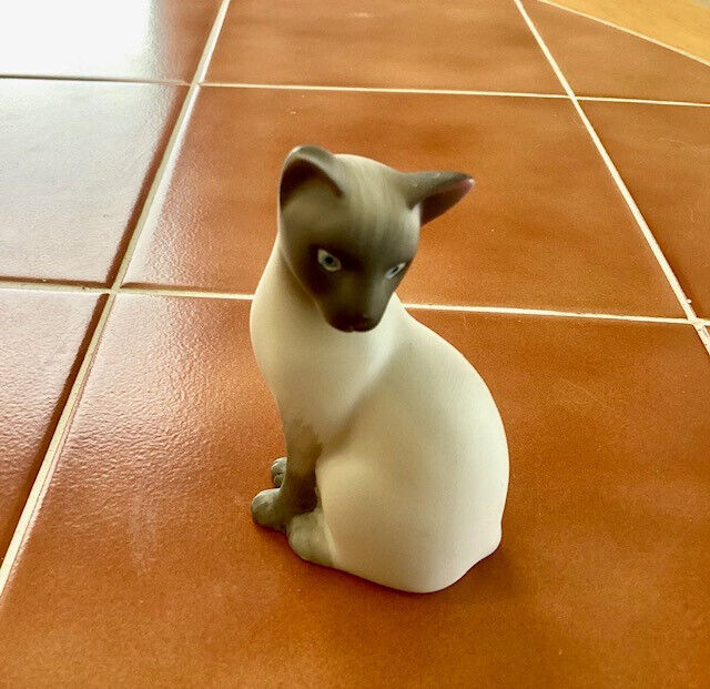 Avon 1984 Porcelain Siamese Cat Figurine - Vintage - EUC