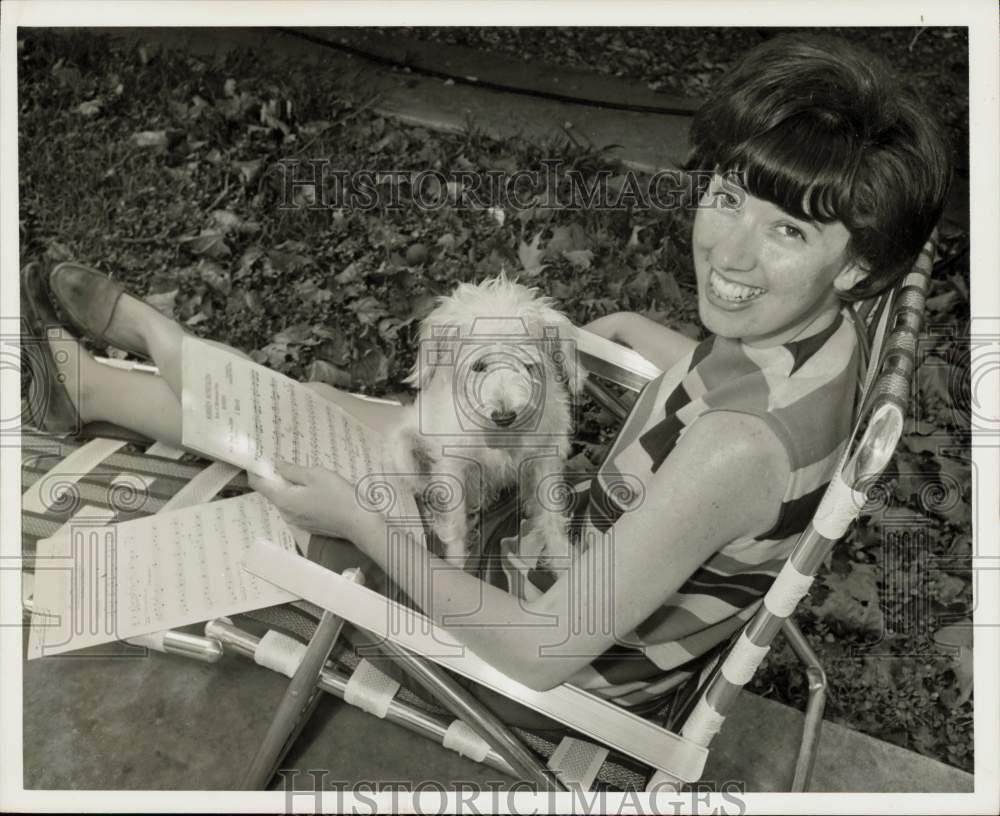 1967 Press Photo Pat Kennedy, Houston Symphony percussionist, with her dog.