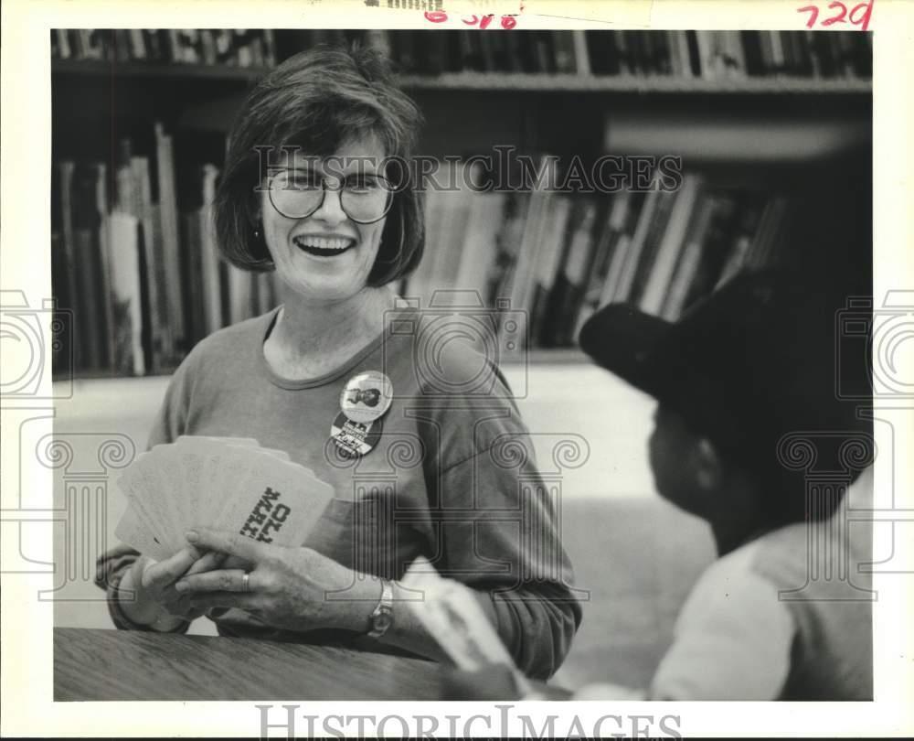 1989 Press Photo Ruby Lyons plays a game of Old Maid at Children\'s Hospital