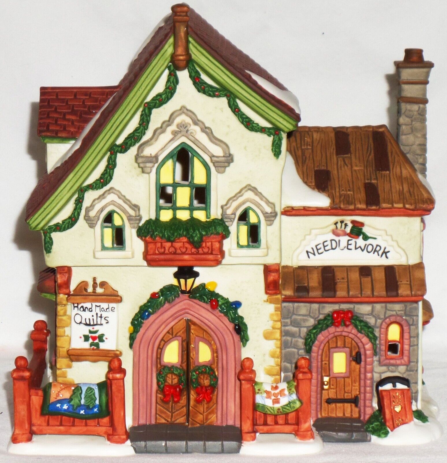 Patchworks Quilt Shoppe 2001 Santa's Workbench Lighted Porcelain O'Well    (S11)