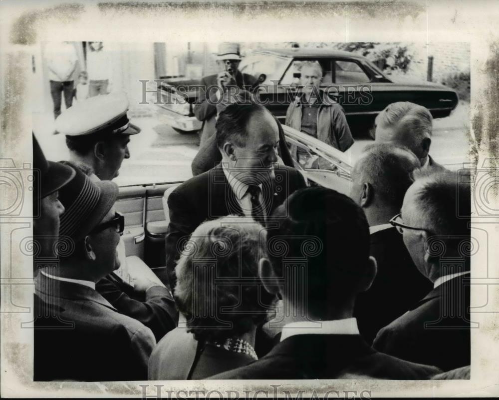 1964 Press Photo VP Hubert Humphrey & some supporters  - nee51054